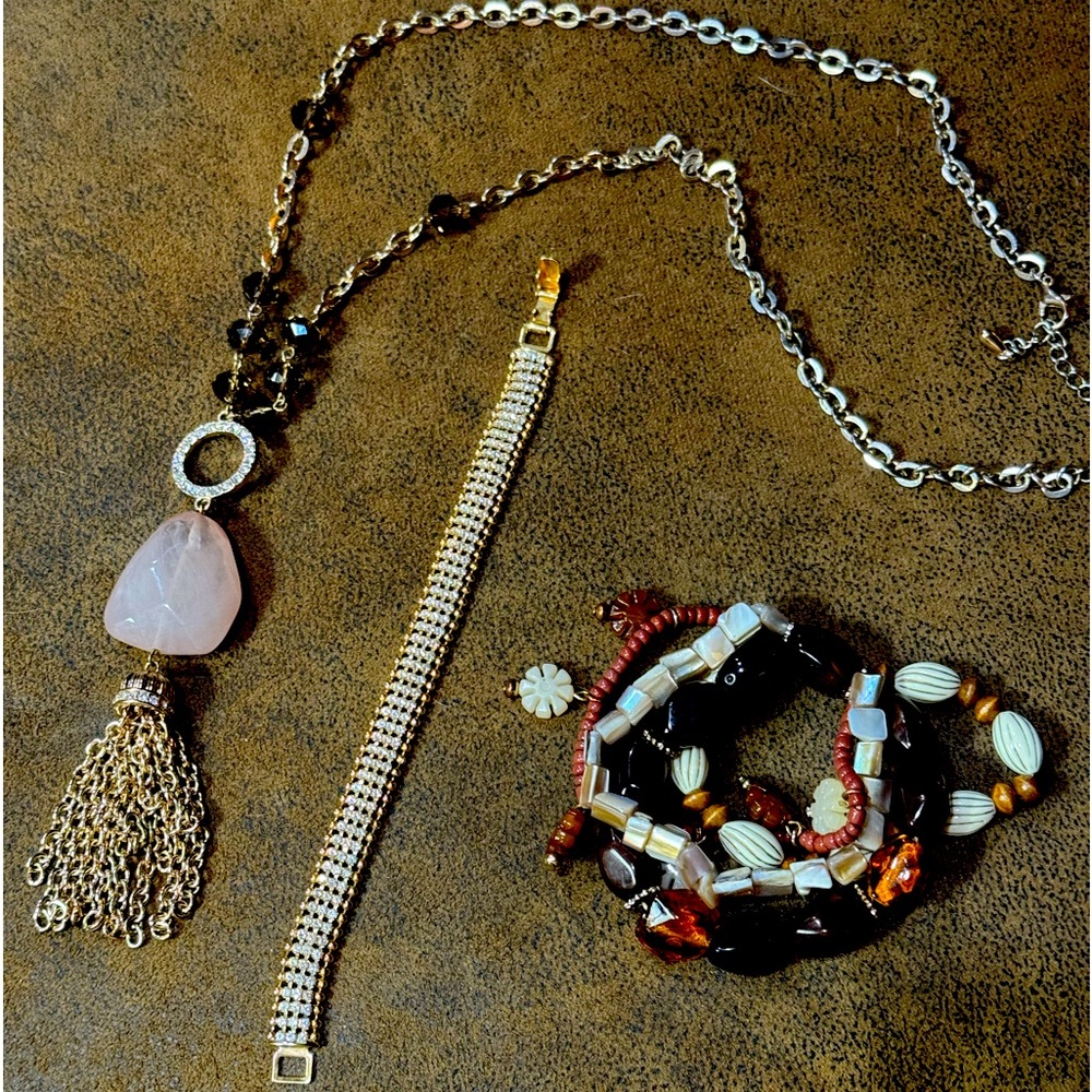 Jewelry (1 necklace and 2 bracelets) in excellent condition!